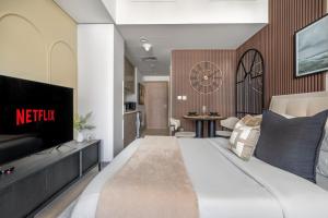 una camera d'albergo con letto e TV di GuestReady - Urban Retreat in Downtown a Dubai