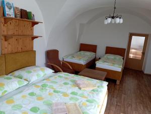 Habitación con 2 camas y espejo. en Ubytování na Hájence, en Bystrice nad Pernstejnem