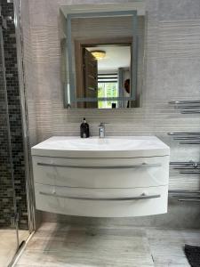 Ένα μπάνιο στο A luxury double bedroom with ensuite in High Wycombe