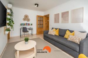 ein Wohnzimmer mit einem Sofa und einem Tisch in der Unterkunft #001 Cosy flat in Old Town near beach in Albufeira