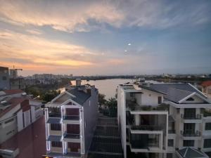 une vue sur une rivière depuis une ville avec des bâtiments dans l'établissement Glory Hotel Apartment Hải Phòng, à Hai Phong