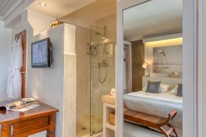 a bedroom with a shower and a bed and a bathroom at De Tafelberg Guesthouse in Cape Town