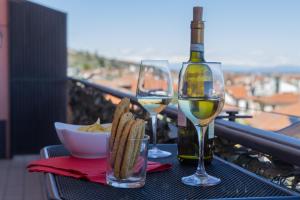 - une table avec deux verres de vin et un bol de pain dans l'établissement Casa Gozza, à Verzuolo