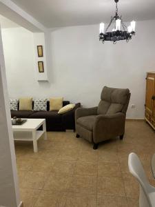 un soggiorno con divano e sedia di Apartamento San jose a Jerez de la Frontera