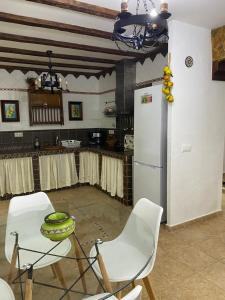 una cucina con frigorifero bianco, tavolo e sedie di Apartamento San jose a Jerez de la Frontera