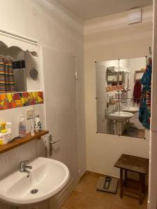 een witte badkamer met een wastafel en een spiegel bij Vierländer Hippiehof in Hamburg