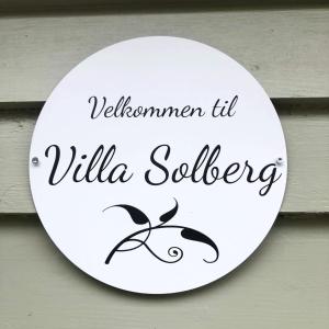a white sign with the words welcome to willula collective at Store Ringheim Apartment - Villa Solberg in Vossevangen