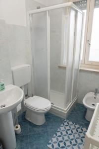La salle de bains est pourvue d'une douche, de toilettes et d'un lavabo. dans l'établissement Casa Zaffiro, à Savillan