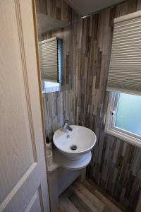 Ванная комната в Tattershall VIP Retreat - Hot tub, stunning lakeside views, newly refurbished to an amazing 5 star standard