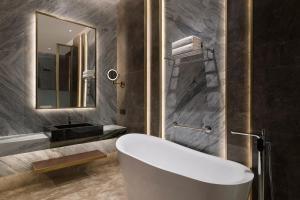 Kylpyhuone majoituspaikassa Velero Hotel Doha Lusail