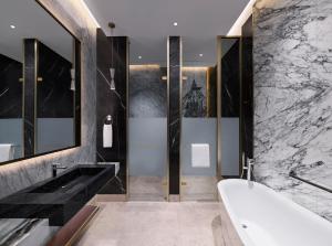 Kylpyhuone majoituspaikassa Velero Hotel Doha Lusail