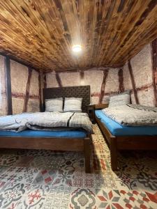 a room with two beds in a yurt at Buri`s Seenlandhaus in Hoyerswerda