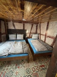 a bedroom with two beds in a room at Buri`s Seenlandhaus in Hoyerswerda