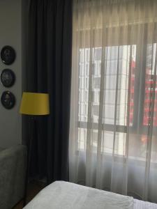 1 dormitorio con ventana y vistas a un edificio en DM Apartments, en Tirana