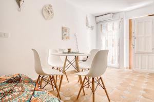 een witte eetkamer met een witte tafel en stoelen bij Cueva Alicante in Alicante