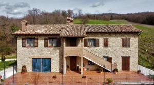 Budova, kde se farma nachází