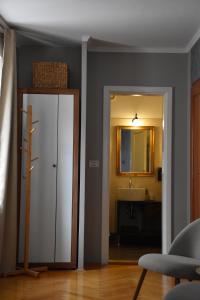 un baño con una puerta que conduce a un lavabo en Residence Dream, en Rovinj