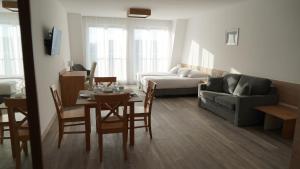 吉日茨科Apartament Aparthotel Passage的客厅里有一张桌子和一张沙发