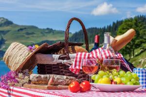 a picnic with a basket of food and wine at Dom nad jeziorem in Żywiec