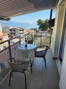 einen Tisch und Stühle auf einem Balkon mit Aussicht in der Unterkunft Vila Mara in Trogir