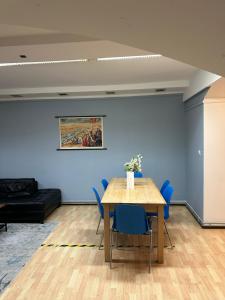 a dining room with a table and blue chairs at Ferienwohnung Kreuzberg in Berlin