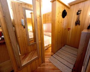 Cabaña de madera con dormitorio en Casetta sul Lago di Misurina, en Misurina
