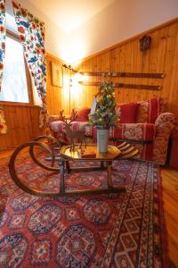 una sala de estar con un árbol de Navidad sobre una mesa de centro en Casetta sul Lago di Misurina, en Misurina