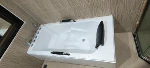 - białą umywalkę w łazience z lustrem w obiekcie Happy hour HOTEL w mieście Luang Prabang