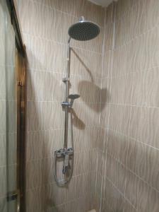 łazienka z prysznicem z głowicą prysznicową w obiekcie Happy hour HOTEL w mieście Luang Prabang