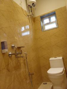 y baño con aseo y ducha. en HOTEL SKYKING en Gauripur
