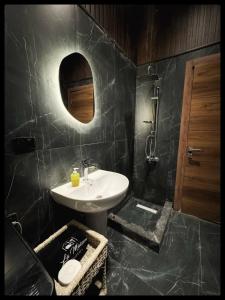 Ένα μπάνιο στο Private Jacuzzi suite apartment with garden