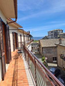 un balcón de una casa con vistas a la ciudad en Casa Ai giardini, en Gradoli