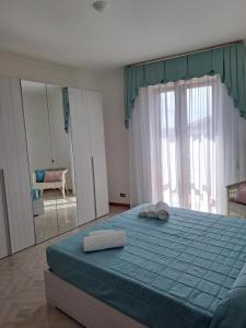 1 dormitorio con 1 cama con 2 toallas en Casa Ai giardini, en Gradoli