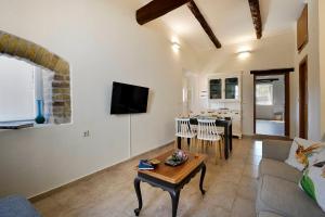 TV a/nebo společenská místnost v ubytování Oikia Petsalis - Skripero, Corfu + 21 fotografií