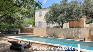 Maison de vacances avec piscine privative, Oustau des Oliviers vue dominante Colorado provençal内部或周边的泳池
