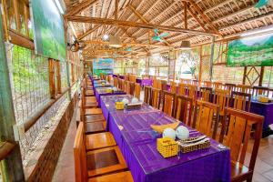 eine Reihe von Tischen in einem Restaurant mit lila Tischtuch in der Unterkunft Trang An Passion Homestay in Ninh Bình