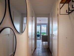 een hal met een spiegel aan de muur bij Luxury apartment in R sidence Marina Kamperland pet friendly in Kamperland