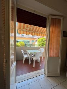 eine Terrasse mit einem Tisch und Stühlen auf dem Balkon in der Unterkunft Appartamenti NA in Follonica