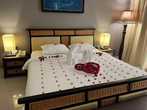Ein Bett oder Betten in einem Zimmer der Unterkunft Aristocrat Residence & Hotel