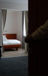 فندق البوسنة 1 في سراييفو: غرفة نوم مع سرير في غرفة مع نافذة