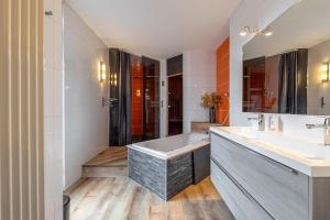 Een badkamer bij Luxe vakantiewoning dichtbij strand in Vlissingen