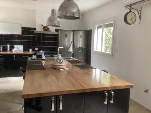 una cocina con una isla de madera en el centro en Pervenche, en Marsella