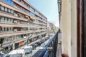 een uitzicht op een stadsstraat vanuit een gebouw bij MyHouseSpain - Renovado y luminoso apartamento in Madrid