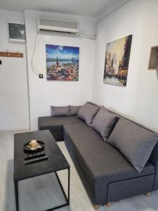 un soggiorno con un divano e un tavolo di Bgd Downtown Hostel a Belgrado