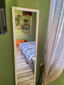 uma porta para um quarto com uma bicicleta na parede em LOCANDA VECCHIO NOVECENTO 