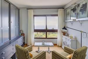 uma sala de estar com uma mesa e cadeiras e uma janela em Lightbooking La Carajita Villa de Mazo em Mazo