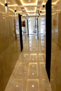 孟買的住宿－Hotel Comfy Inn，建筑的走廊,设有大理石地板和天花板