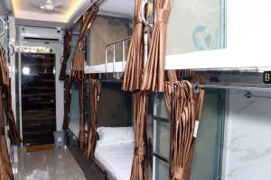Postel nebo postele na pokoji v ubytování Hotel Comfy Inn