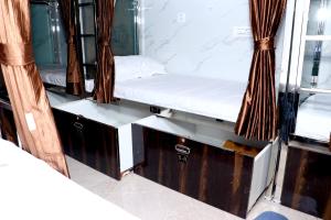 Postel nebo postele na pokoji v ubytování Hotel Comfy Inn