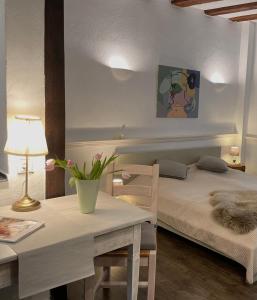 En eller flere senge i et værelse på 2 kleine Altstadt-Ferienwohnungen mit Garten & Herz